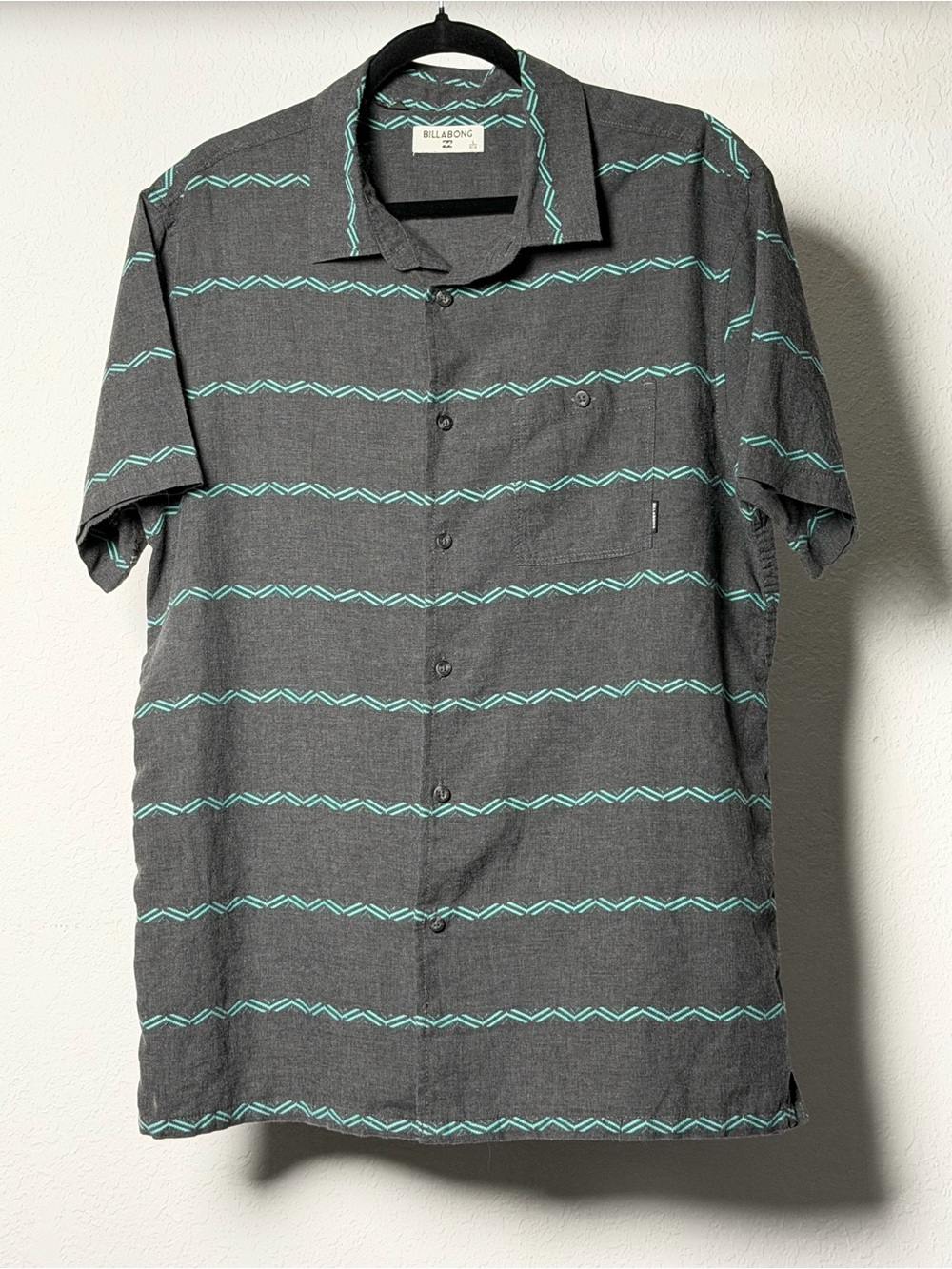 Billabong Gray Short-Sleeve Button-Up Shirt with Teal Stripe